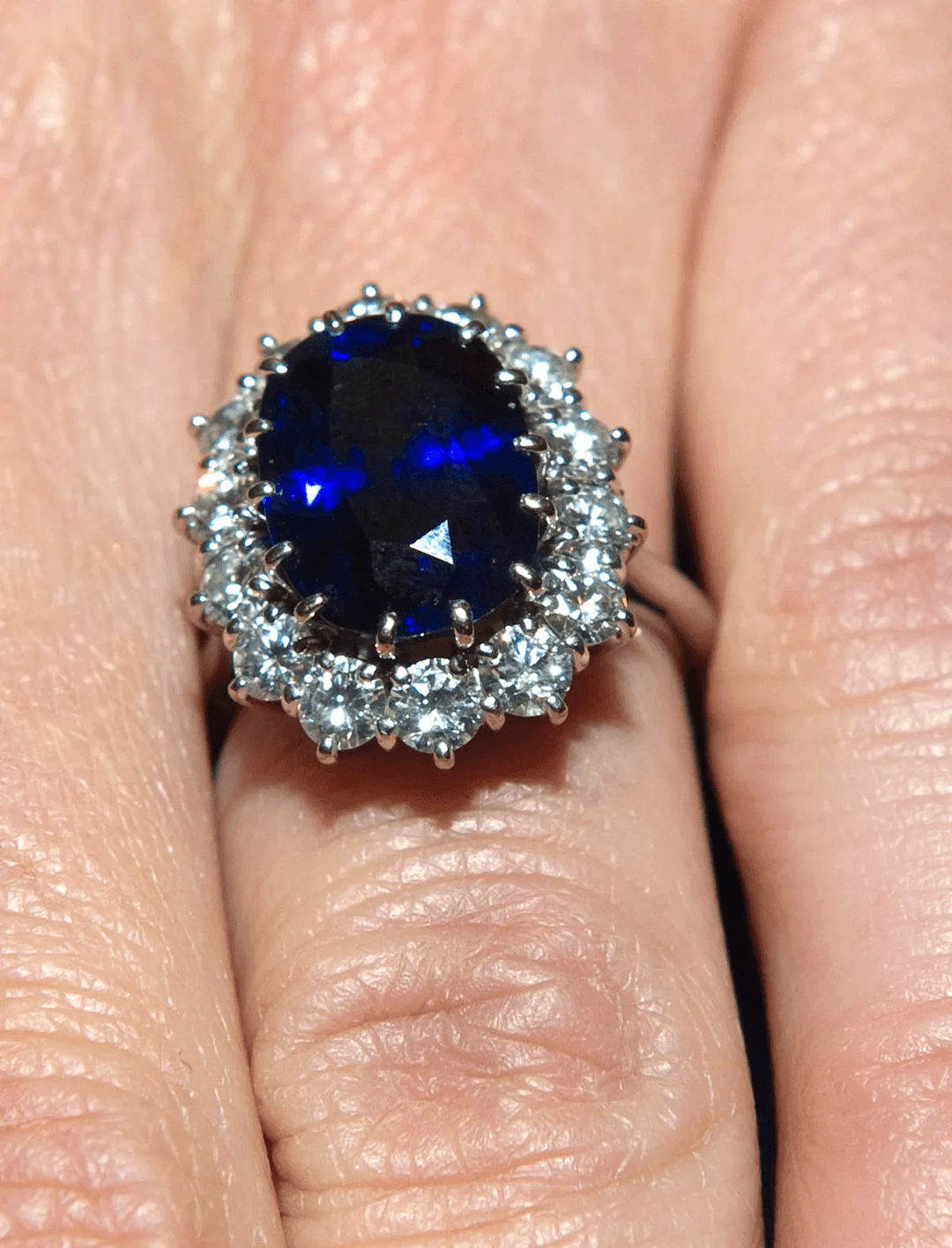 kate-middleton-engagement-ring-close-up-look